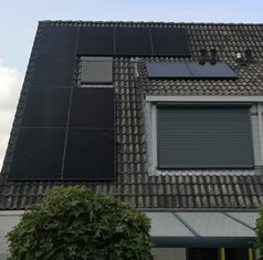 Zonnepanelen geplaatst op schuin dak